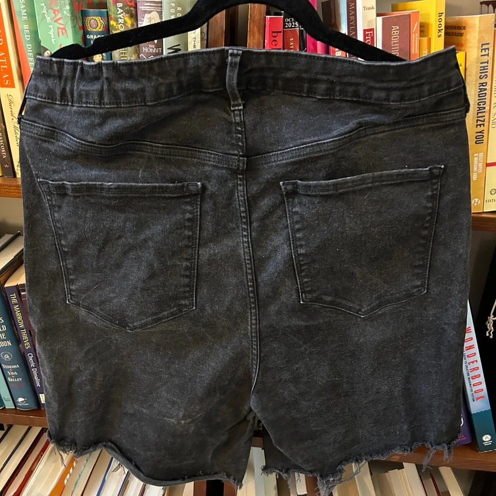 Old Navy Women's Dark Gray Jean Shorts - Picture 2 of 2